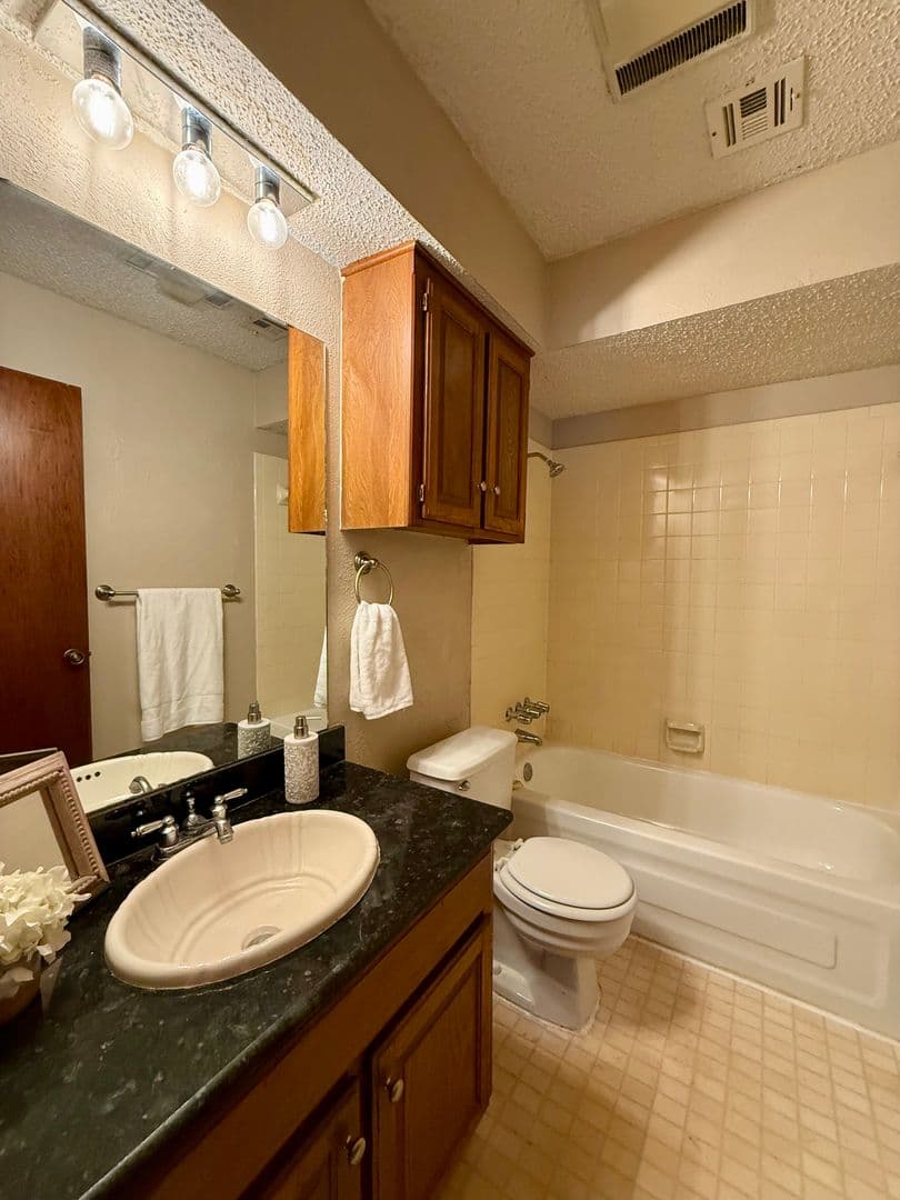 Moore House: 1368 W Cedarbrook Lane