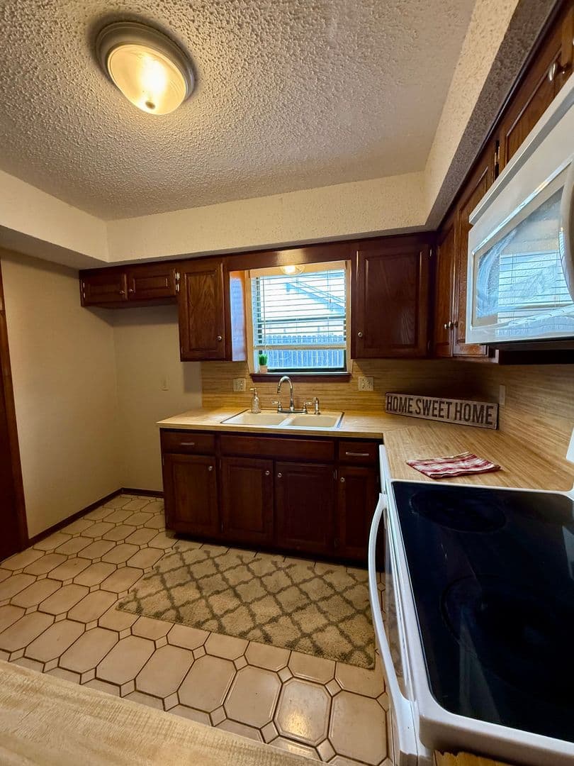 Moore House: 1368 W Cedarbrook Lane