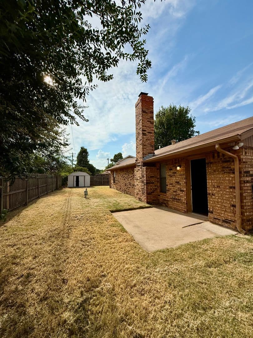 Moore House: 1368 W Cedarbrook Lane
