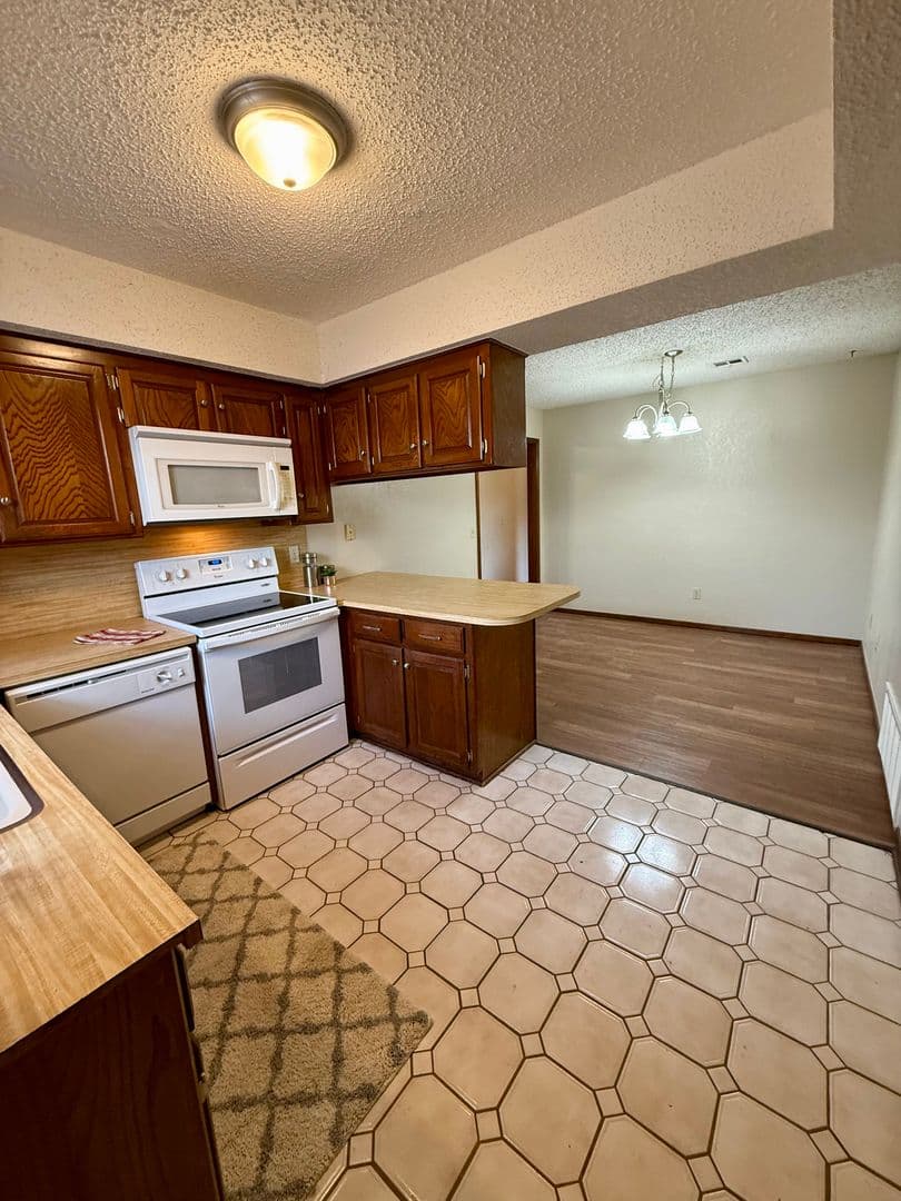 Moore House: 1368 W Cedarbrook Lane
