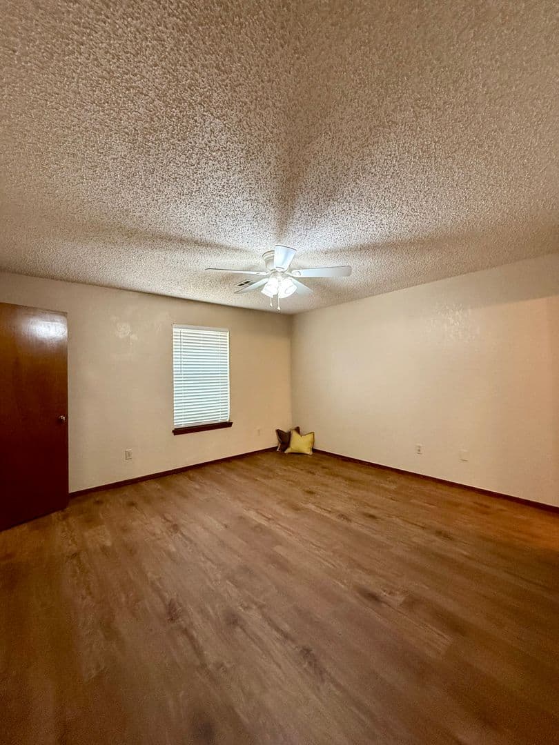 Moore House: 1368 W Cedarbrook Lane