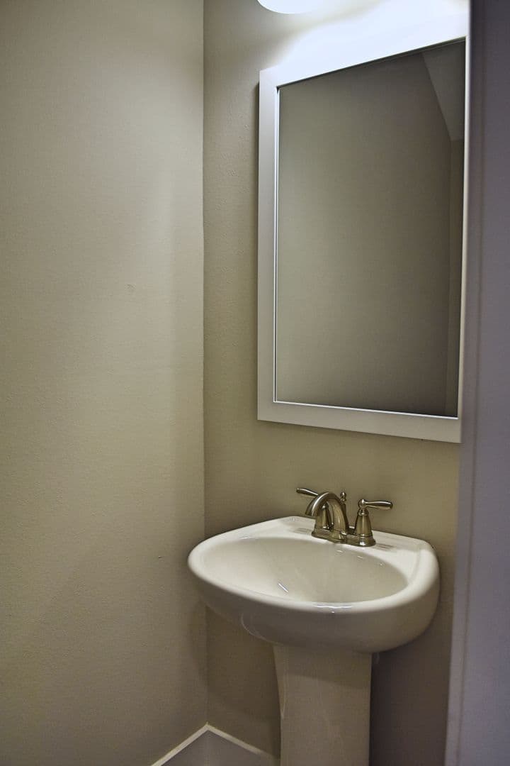Freeport Townhome: 214 Date Palm Ln