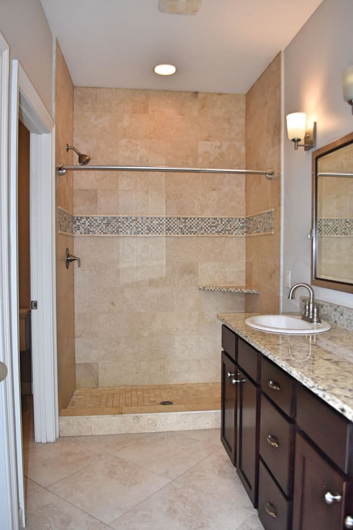 Freeport House: 416 Tropical Way