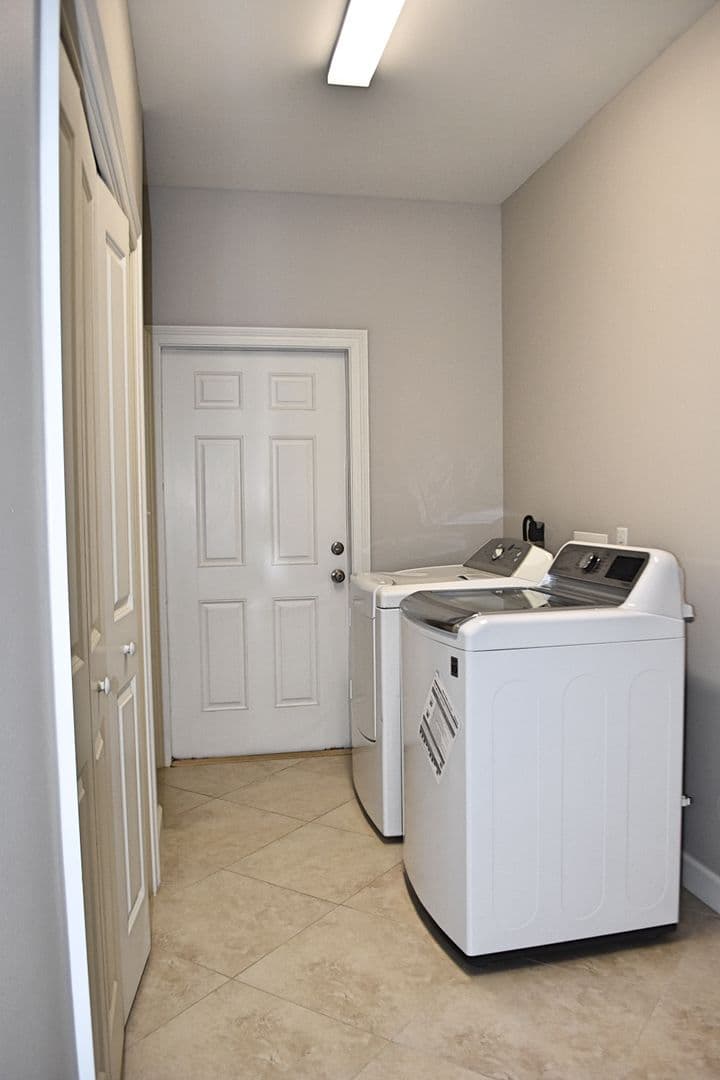 Freeport House: 416 Tropical Way
