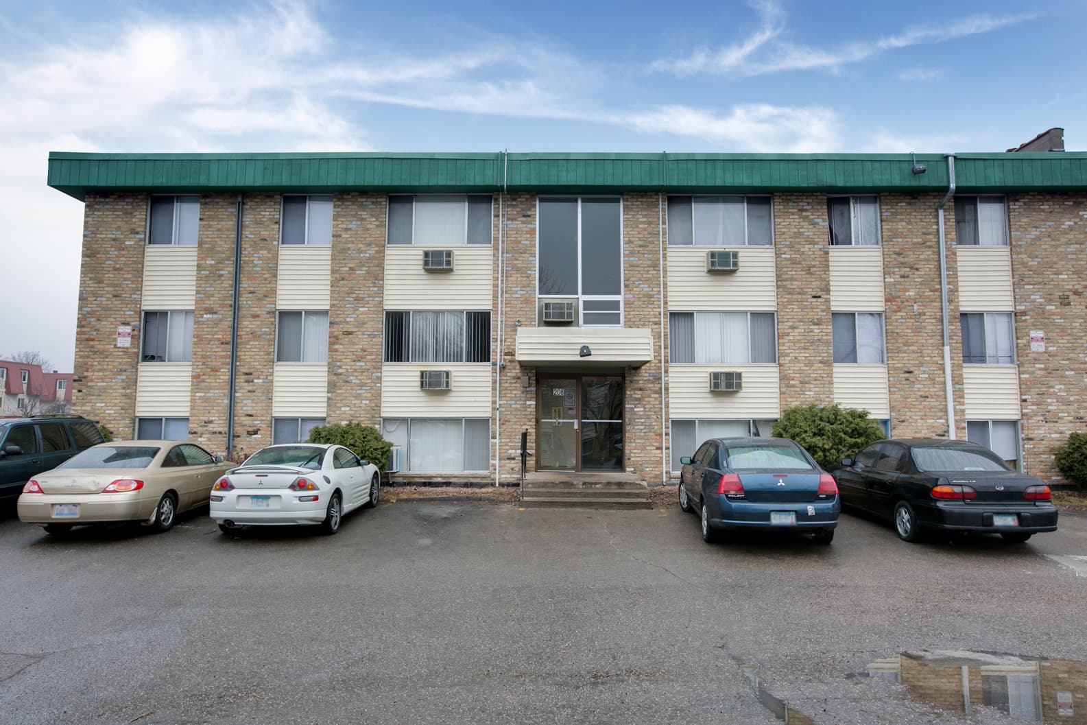 St. Paul Apartment: 1533 North Woodbridge St