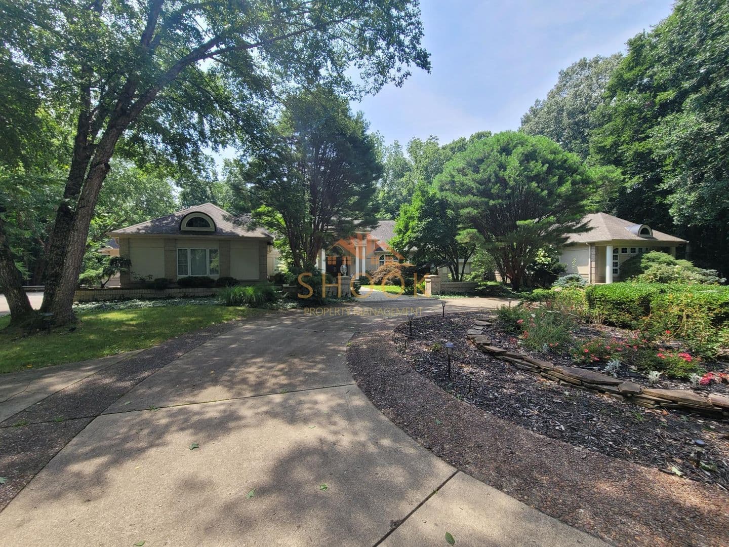 Lafayette House: 195 Stacey Hollow Lane