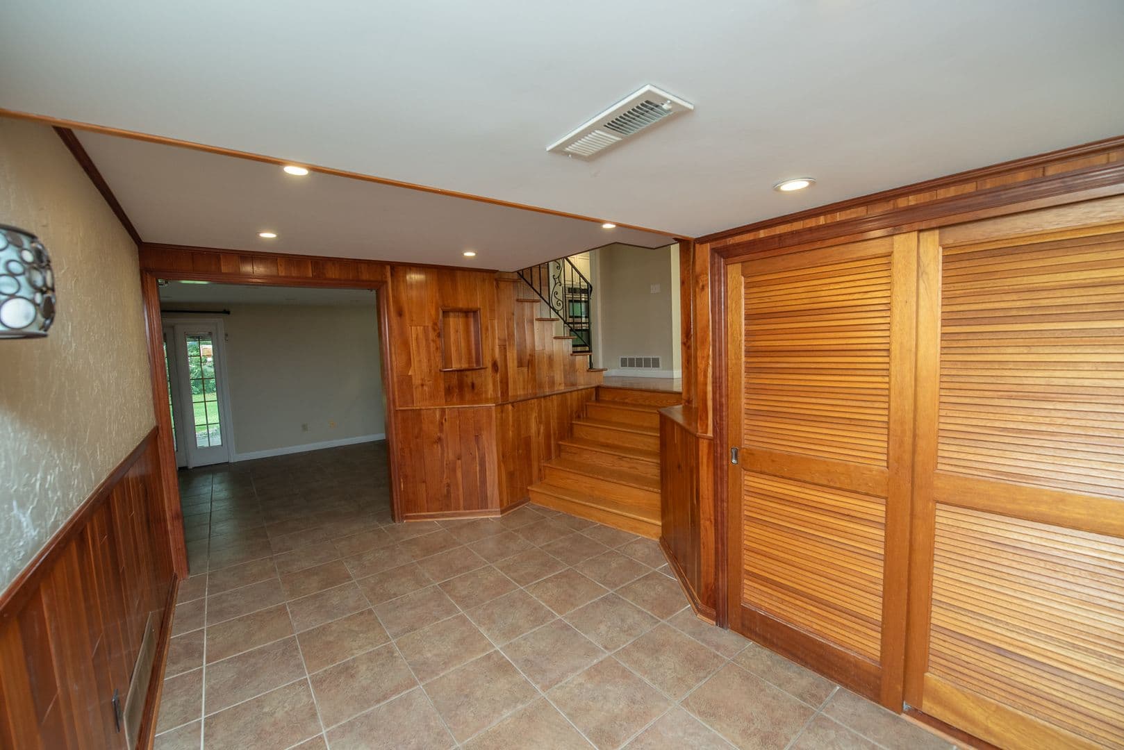 West Lafayette House: 209 E Navajo