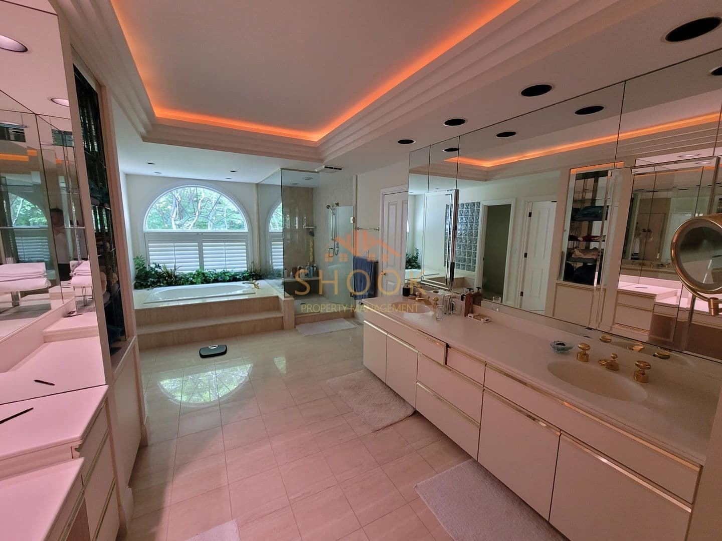 Lafayette House: 195 Stacey Hollow Lane