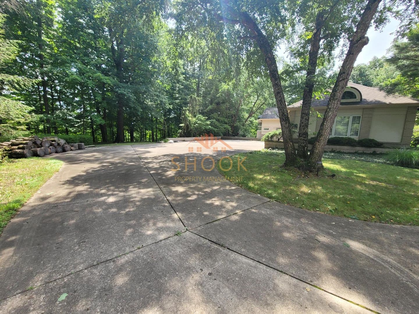 Lafayette House: 195 Stacey Hollow Lane