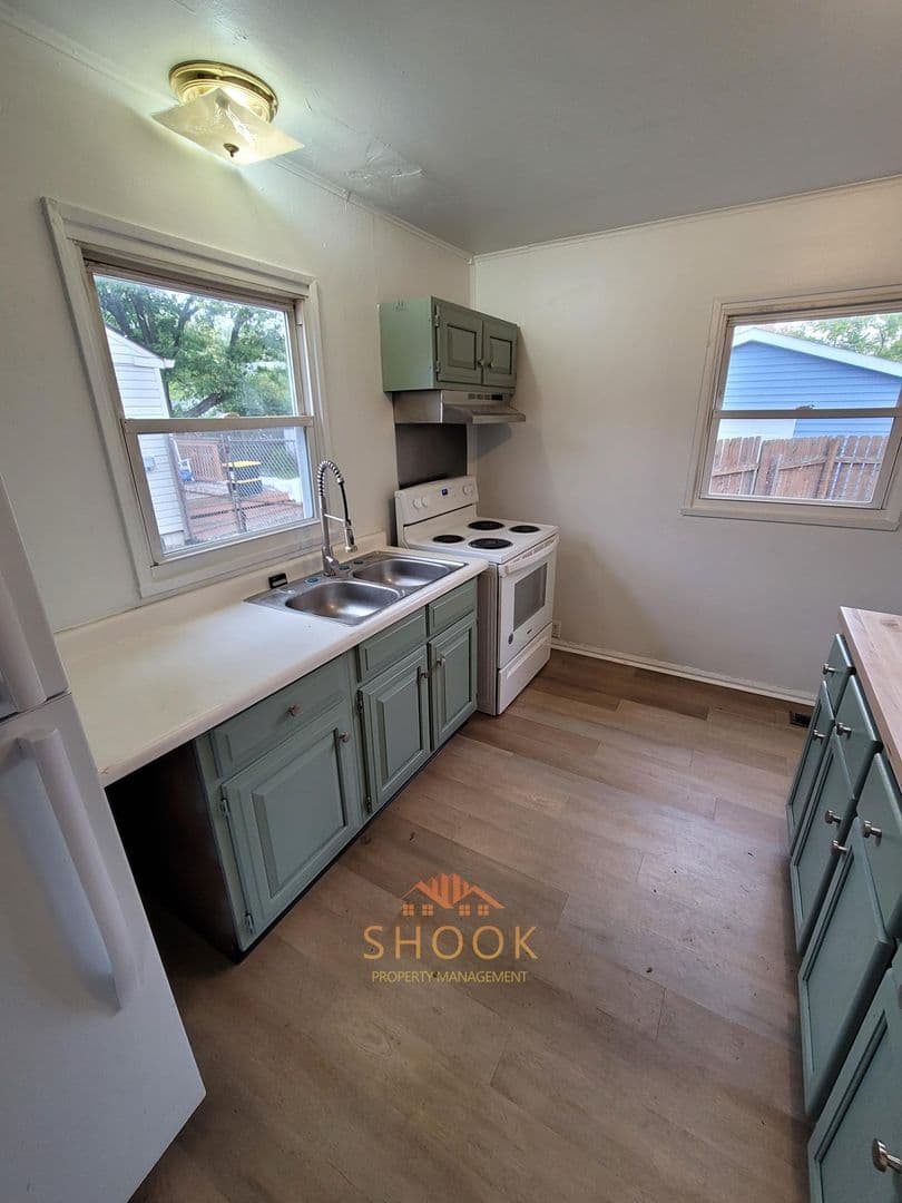 Lafayette House: 1323 Sunset Dr