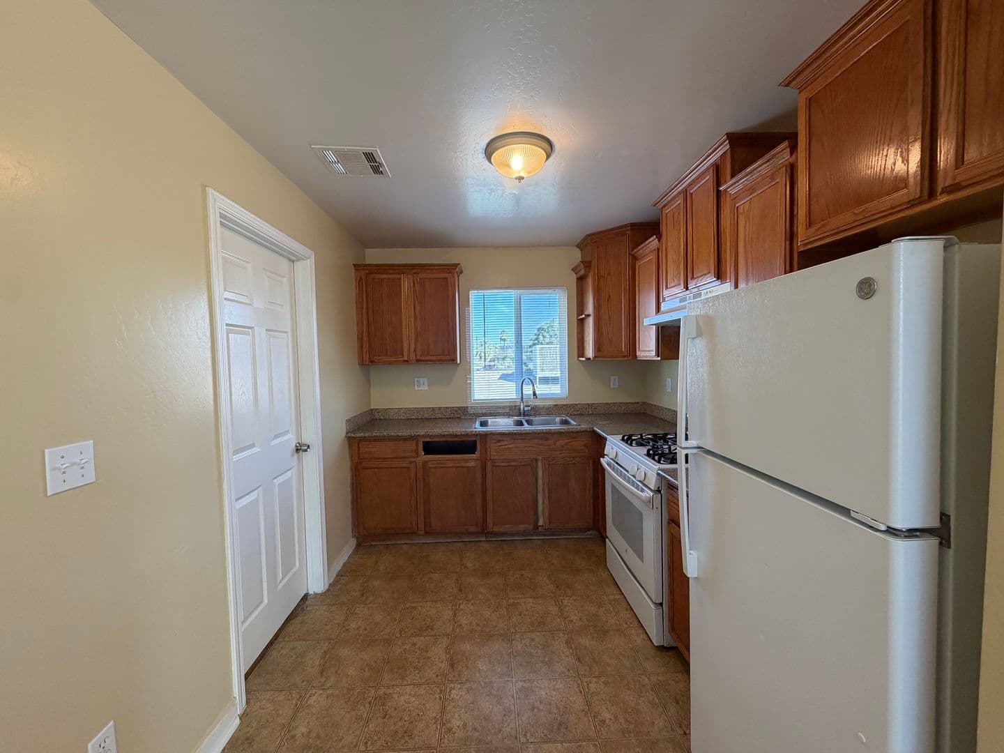 Bakersfield Apartment: 253 Stine Road