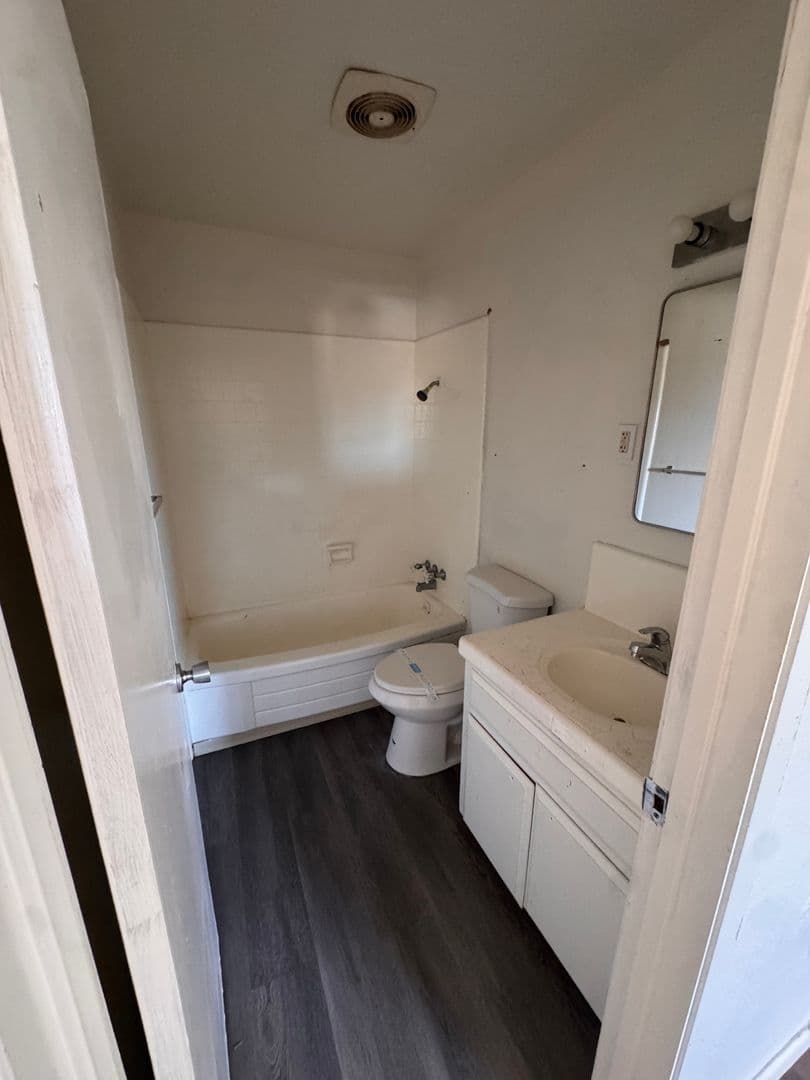 Bakersfield Apartment: 420 S Real Rd