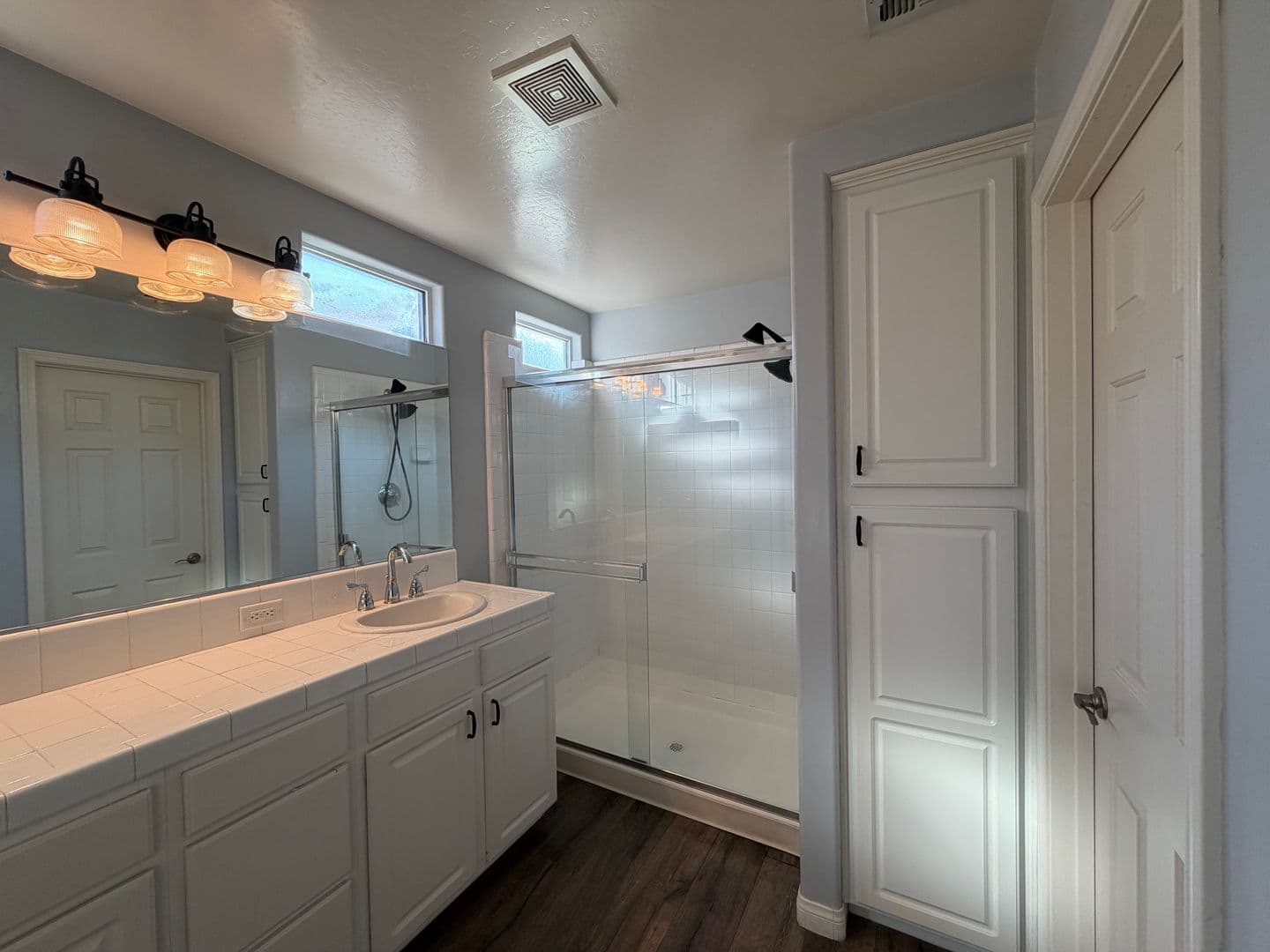 Bakersfield House: 11614 Indian Hawthorn St
