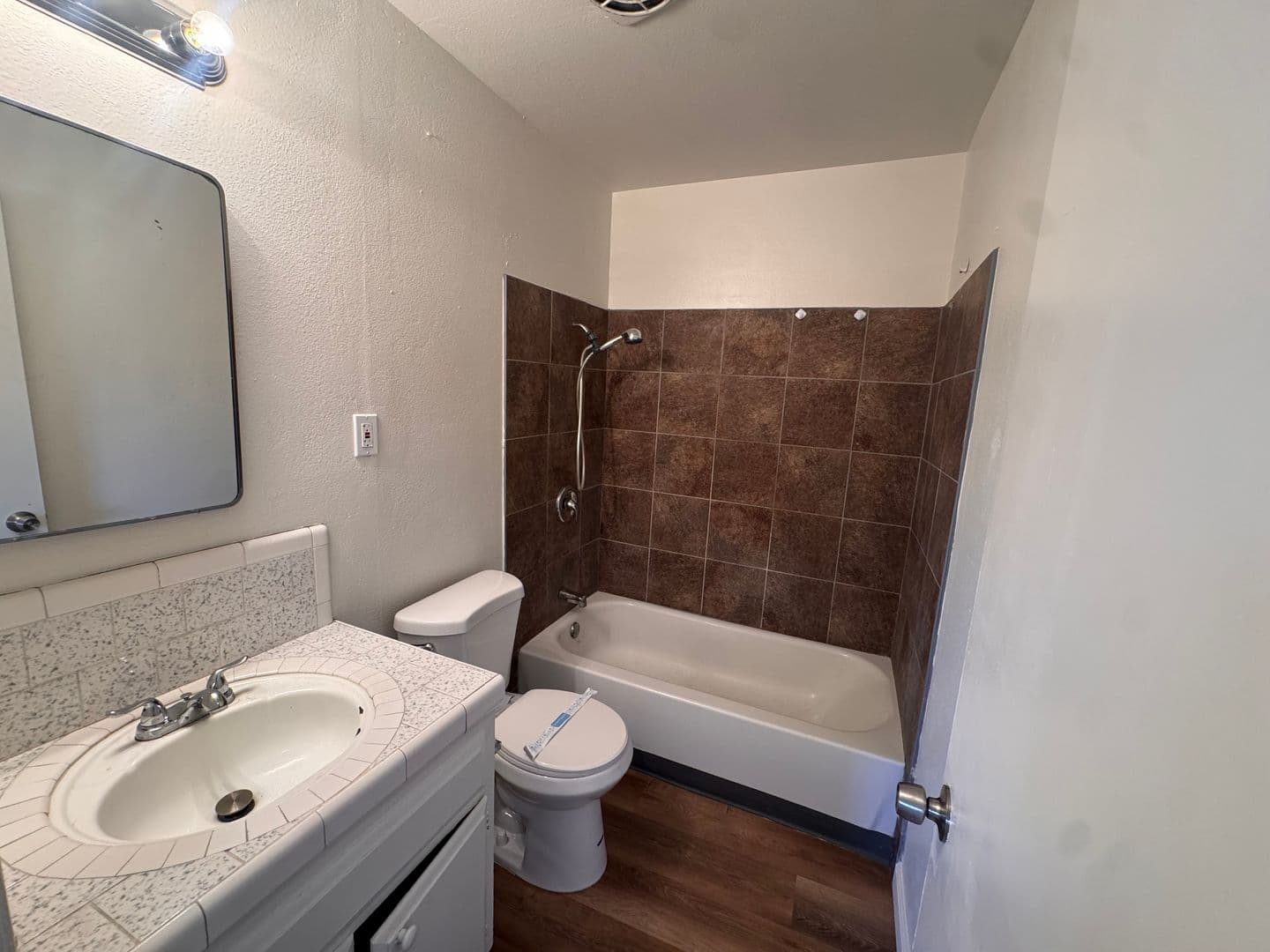 Bakersfield Apartment: 420 S Real Rd
