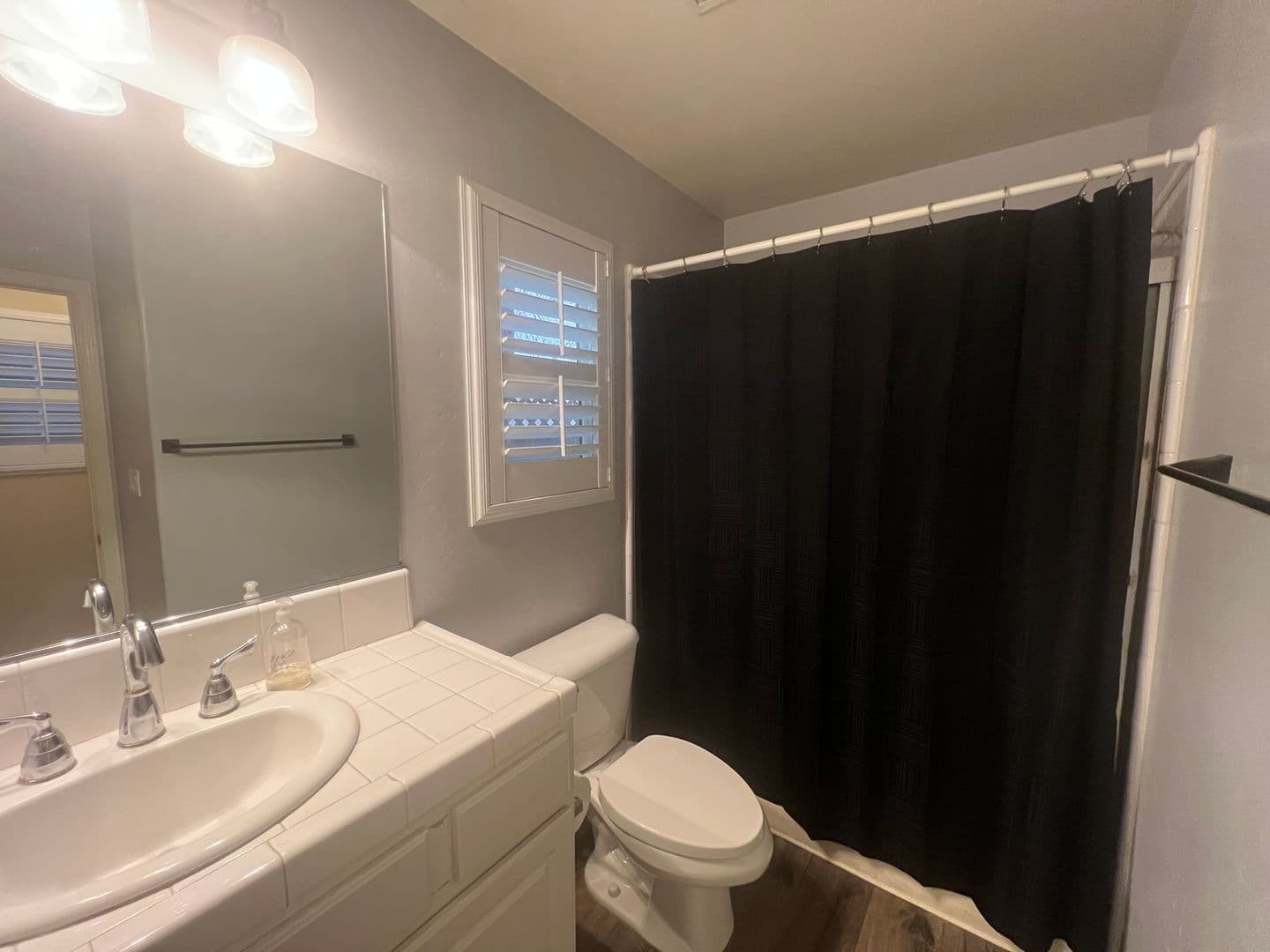 Bakersfield House: 11614 Indian Hawthorn St