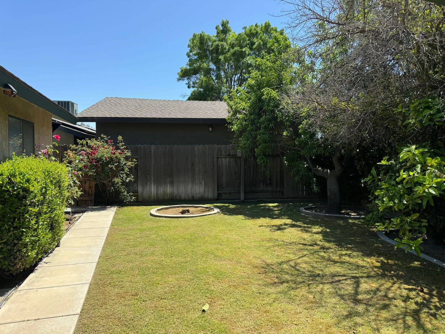 Bakersfield House: 6005 Derrick Street