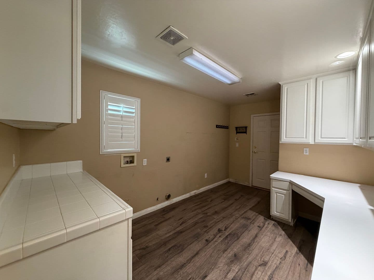 Bakersfield House: 11614 Indian Hawthorn St