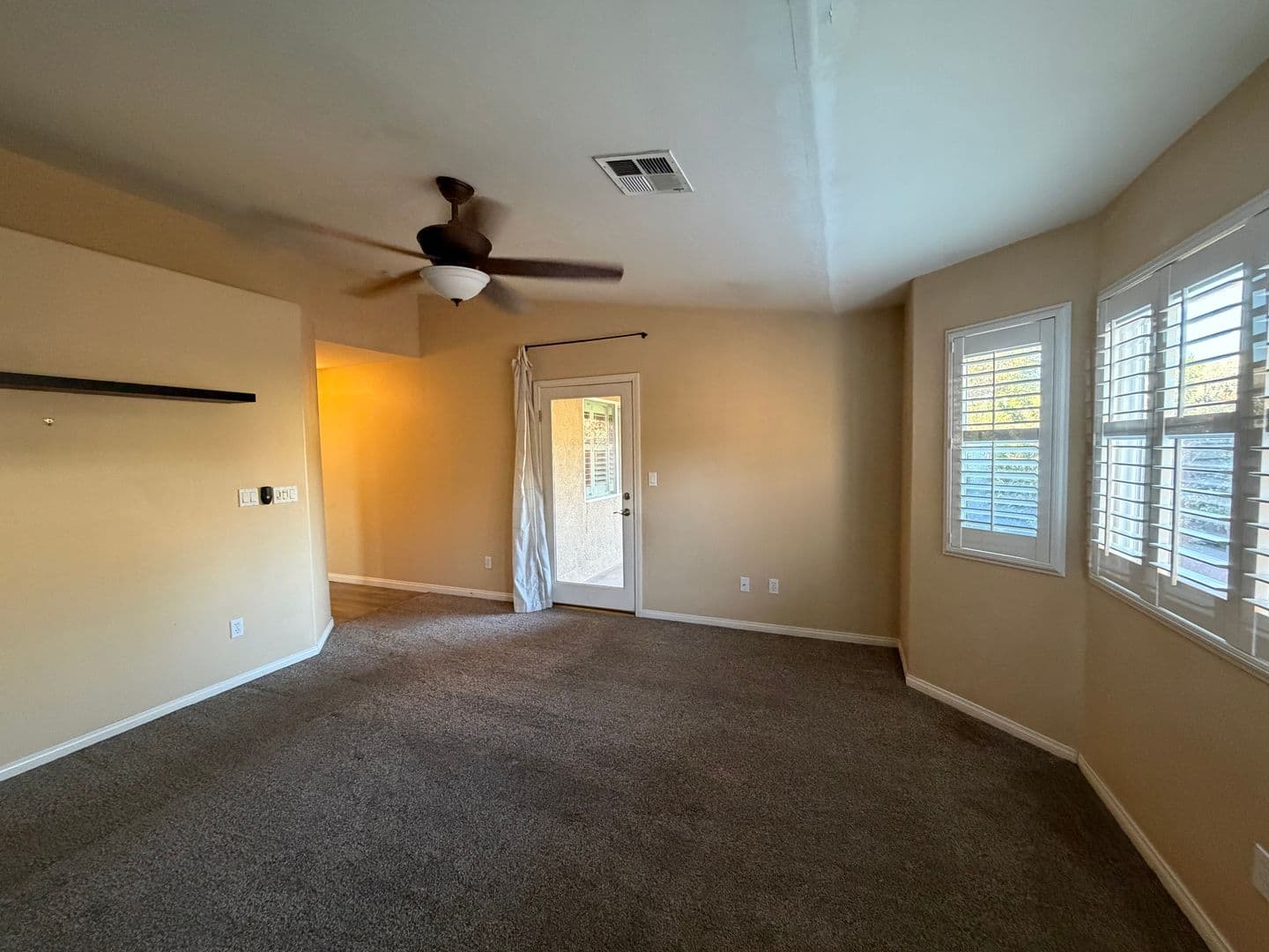Bakersfield House: 11614 Indian Hawthorn St
