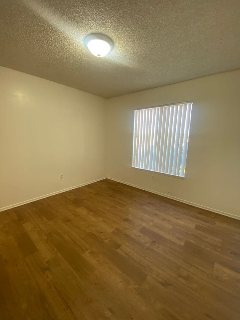 Bakersfield Apartment: 1001 W. Columbus St