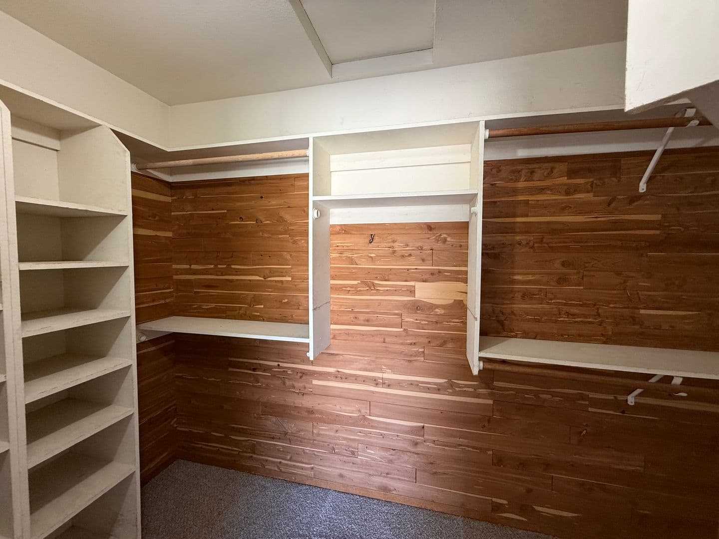 Hanford House: 980 Lakewood Drive
