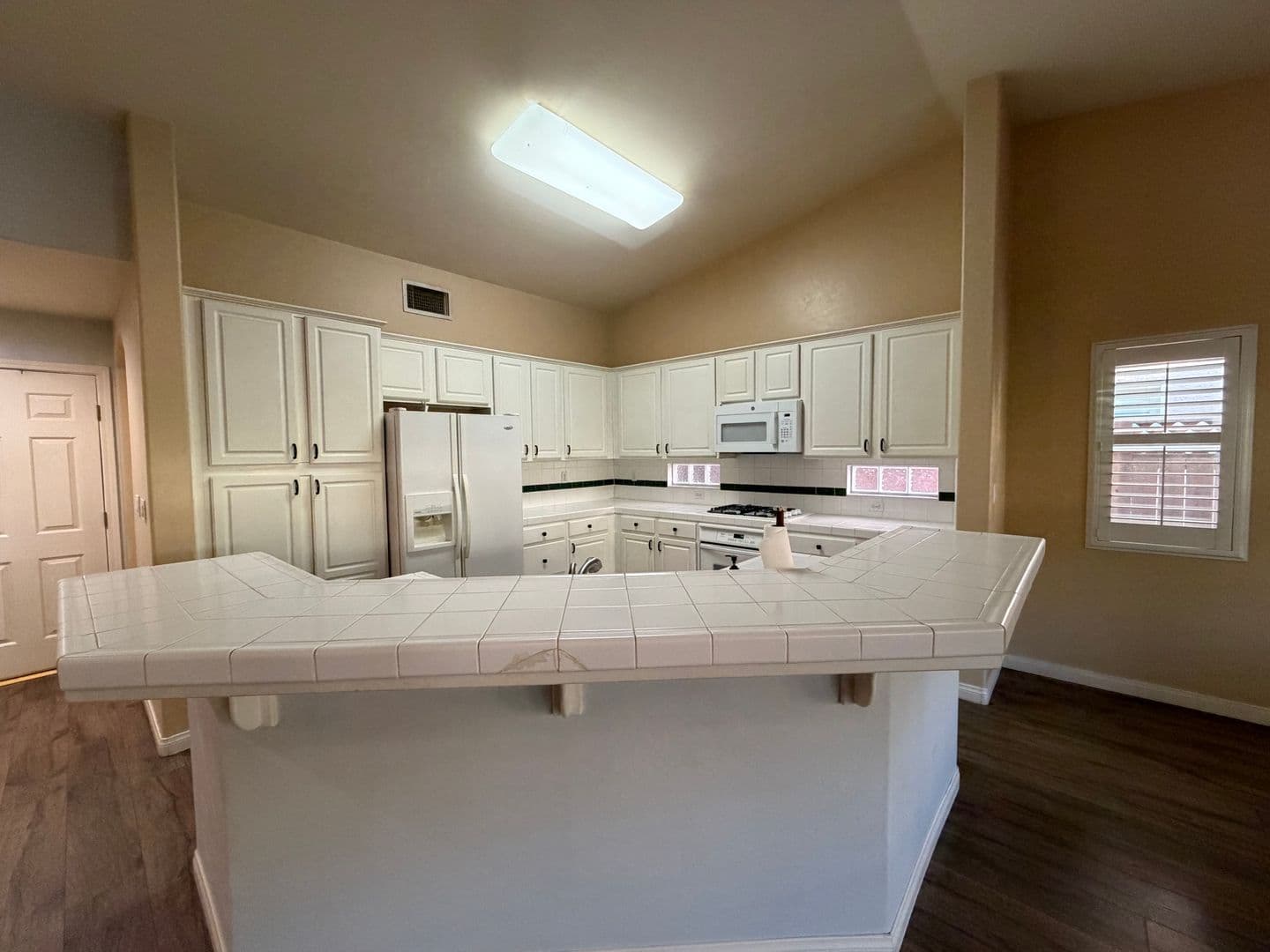 Bakersfield House: 11614 Indian Hawthorn St