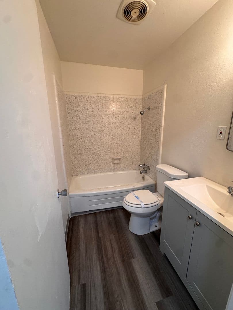 Bakersfield Apartment: 420 S Real Rd