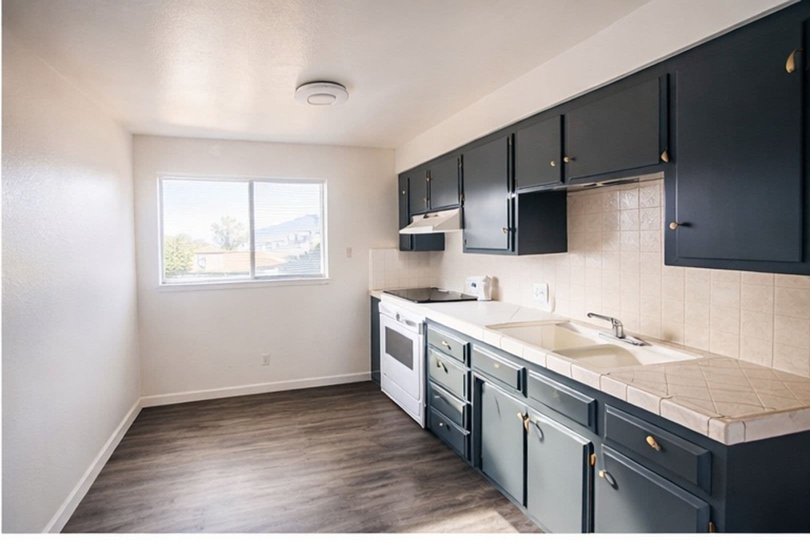 Bakersfield Apartment: 420 S Real Rd