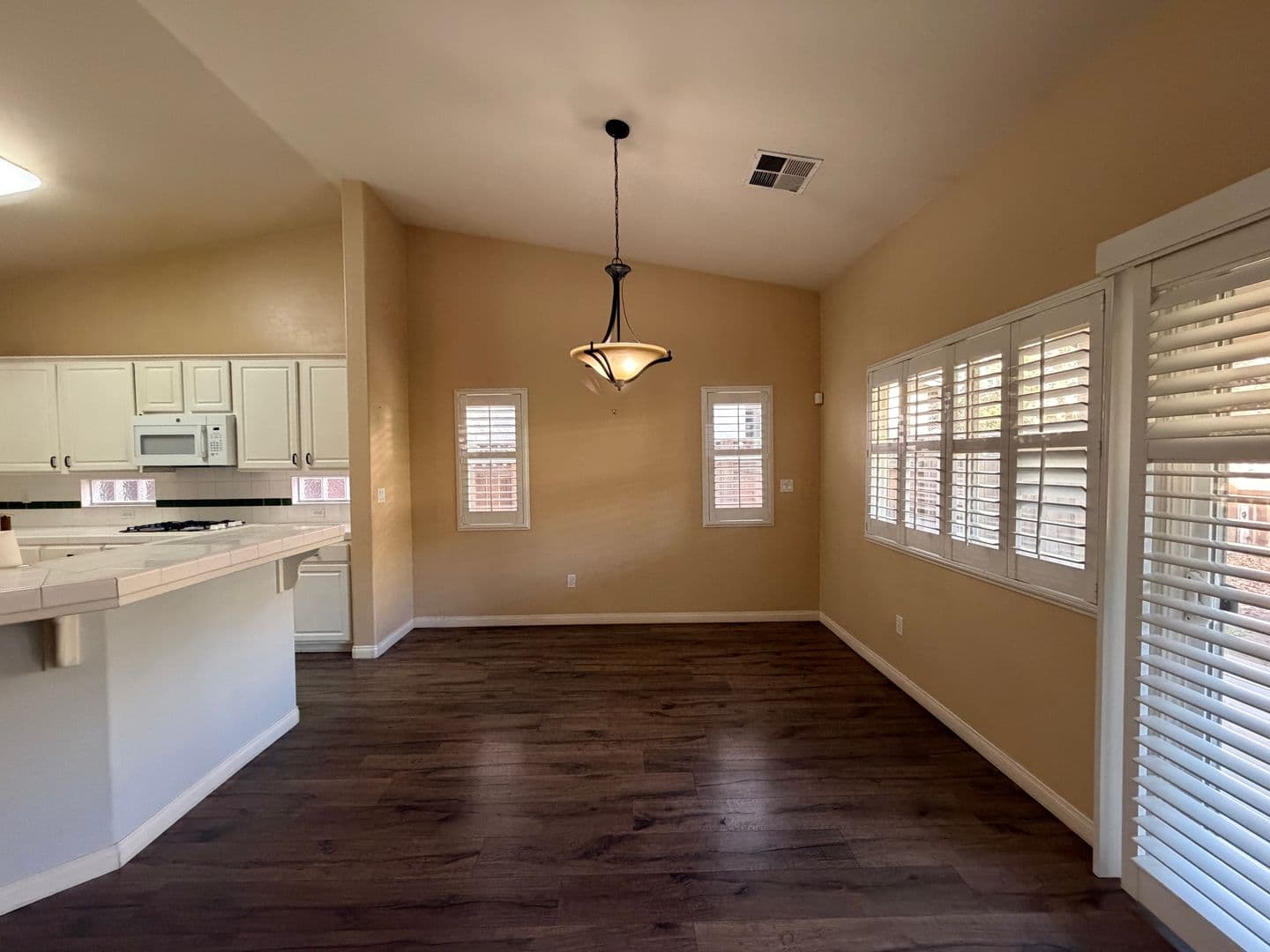 Bakersfield House: 11614 Indian Hawthorn St