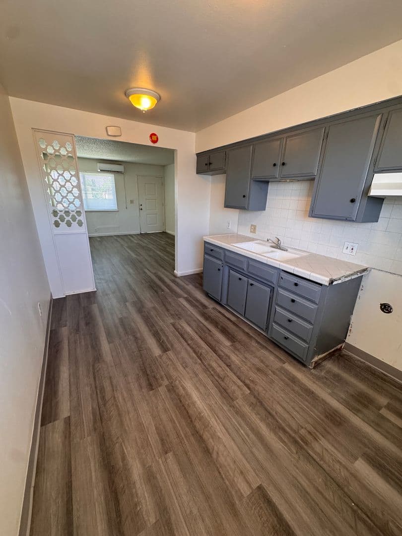 Bakersfield Apartment: 420 S Real Rd