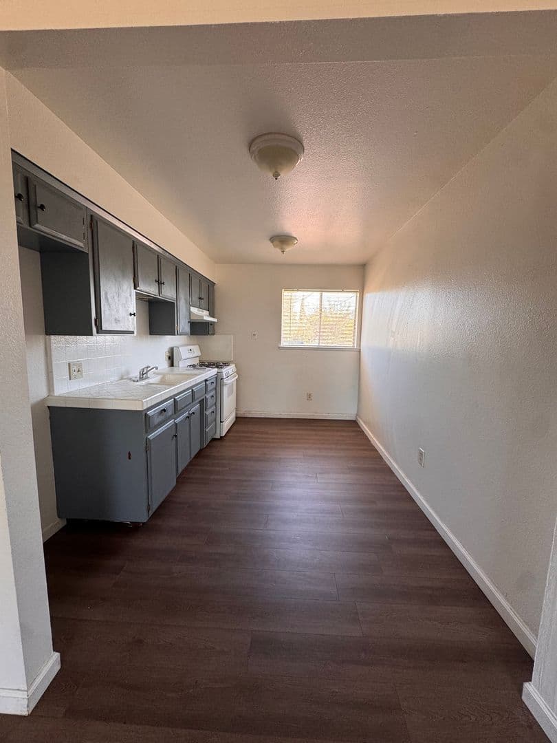 Bakersfield Apartment: 420 S Real Rd
