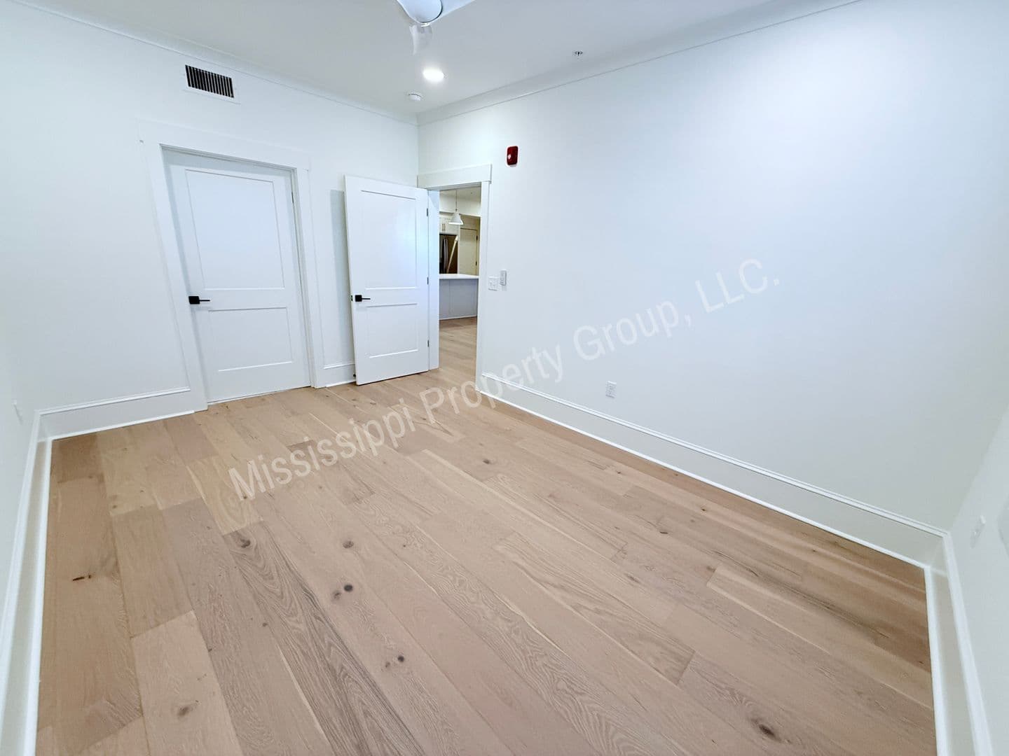 Oxford Apartment: 1000 North Lamar Blvd