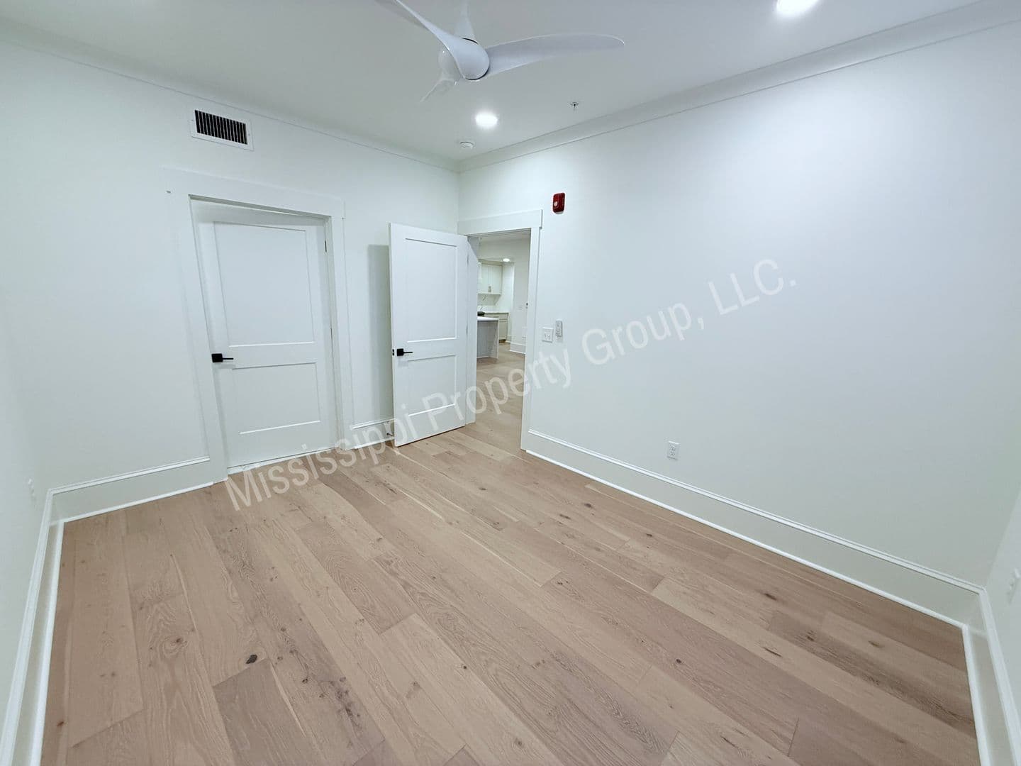 Oxford Apartment: 1000 North Lamar Blvd