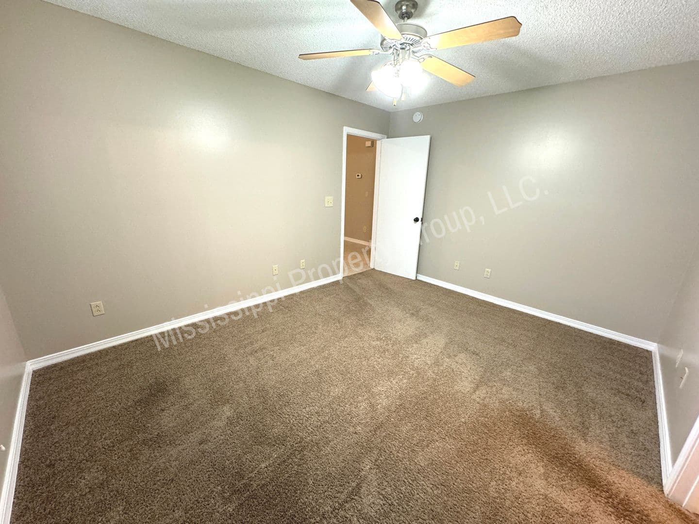Oxford House: 113 Twin Oaks Cove
