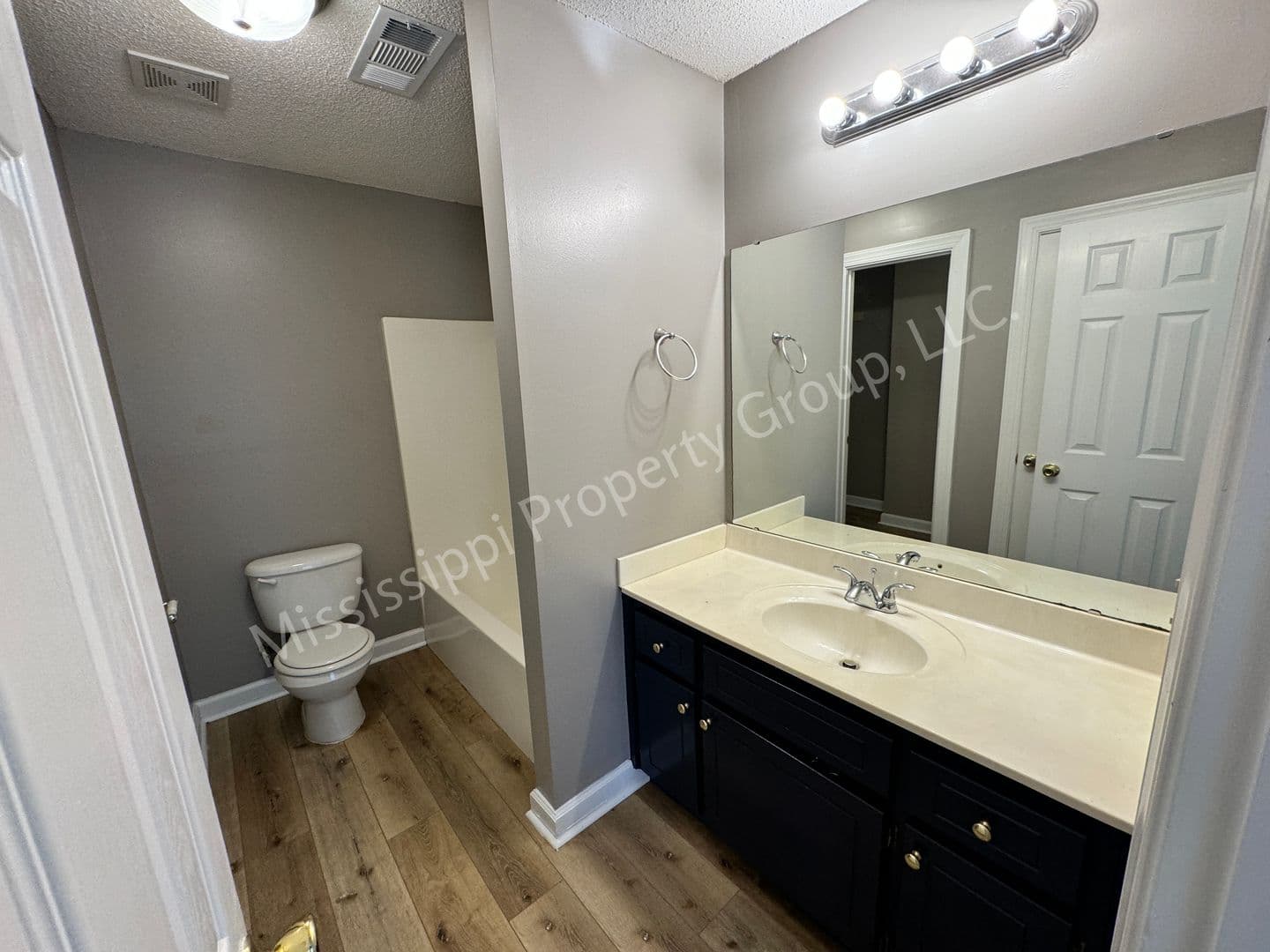 Oxford House: 402 Saddle Creek Blvd