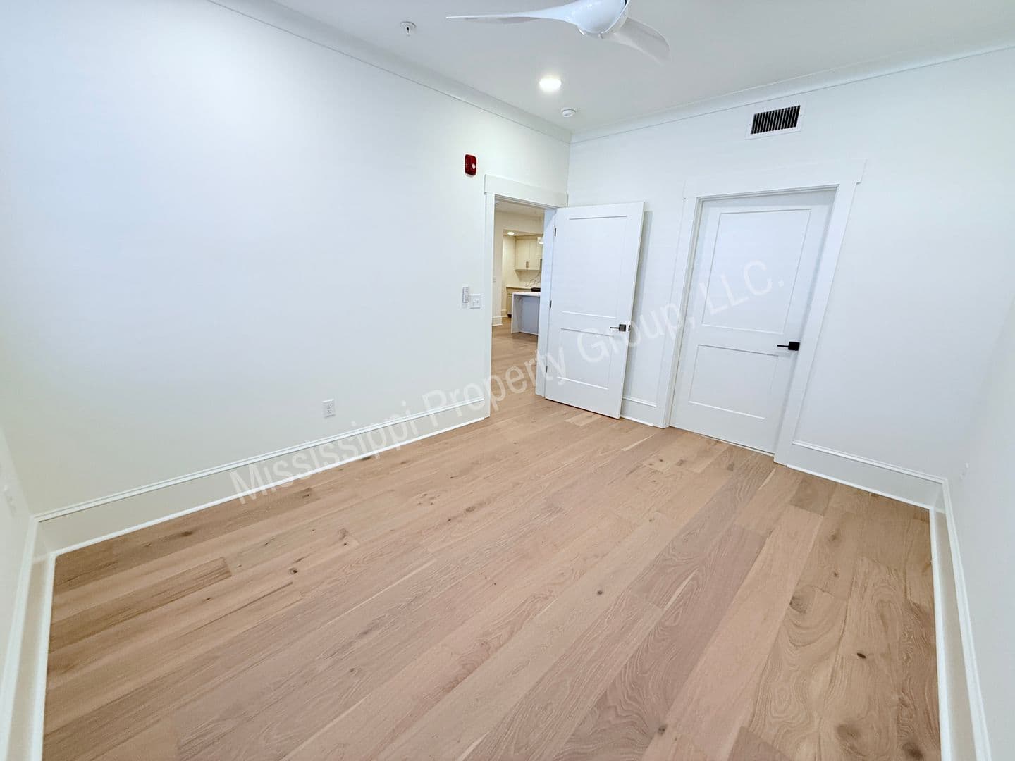Oxford Apartment: 1000 North Lamar Blvd