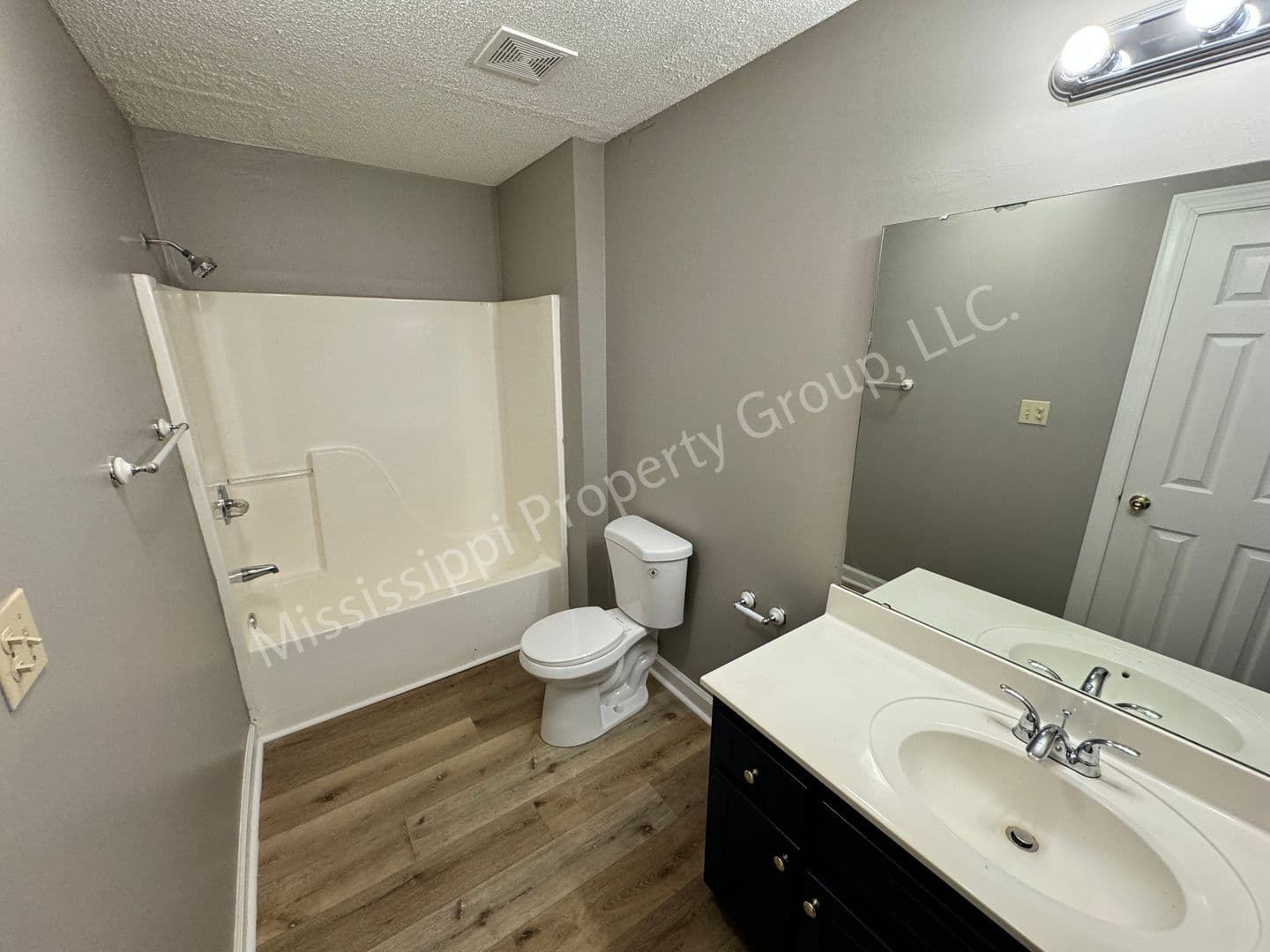 Oxford House: 402 Saddle Creek Blvd