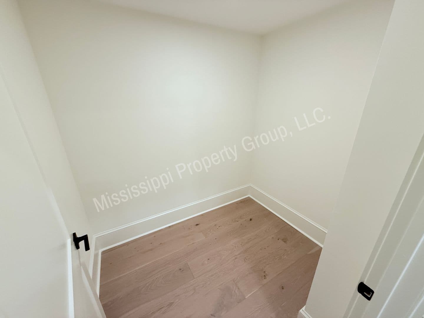 Oxford Apartment: 1000 North Lamar Blvd