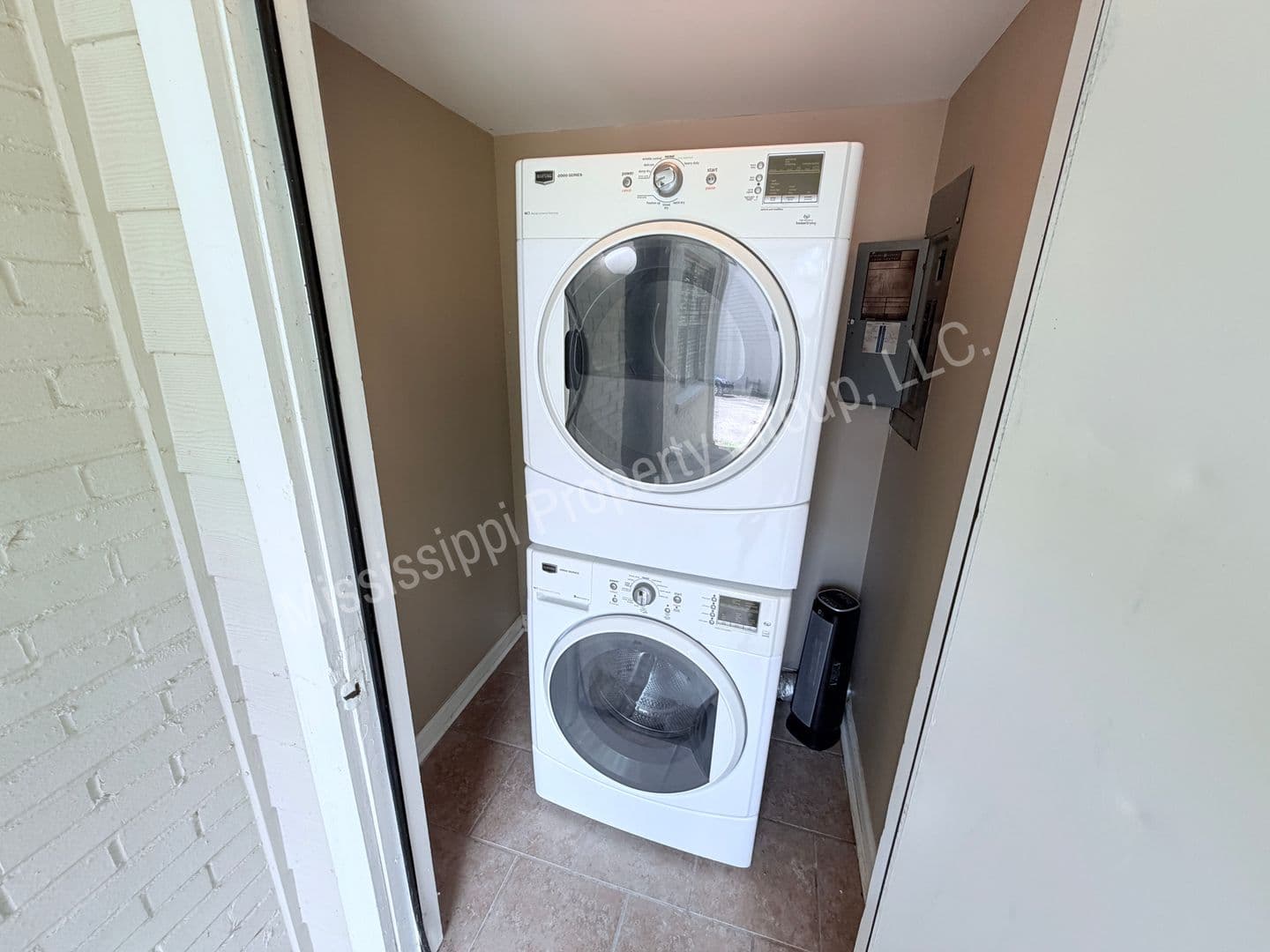 Oxford Apartment: 1750 Jefferson Avenue