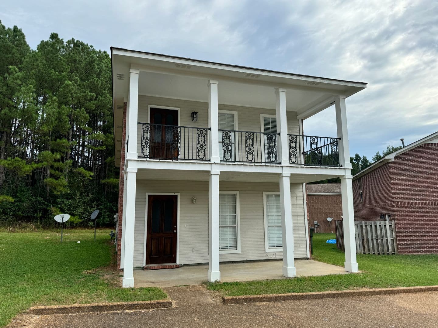 Oxford House: 402 Saddle Creek Blvd