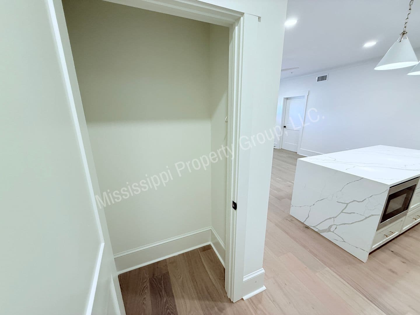 Oxford Apartment: 1000 North Lamar Blvd