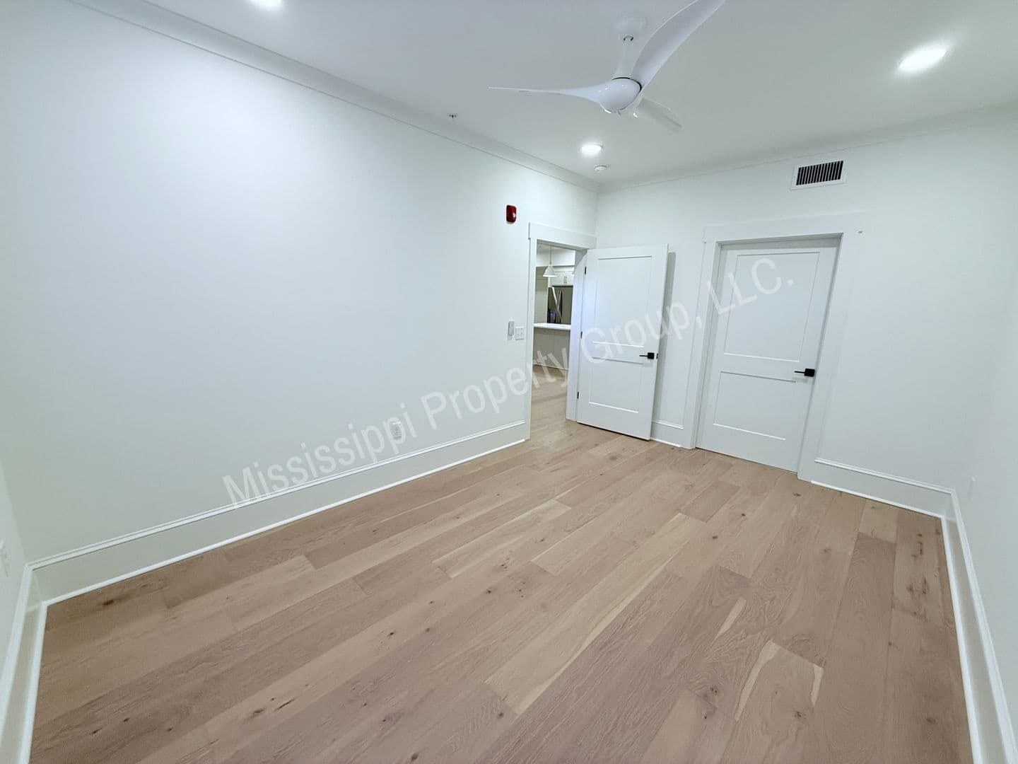 Oxford Apartment: 1000 North Lamar Blvd
