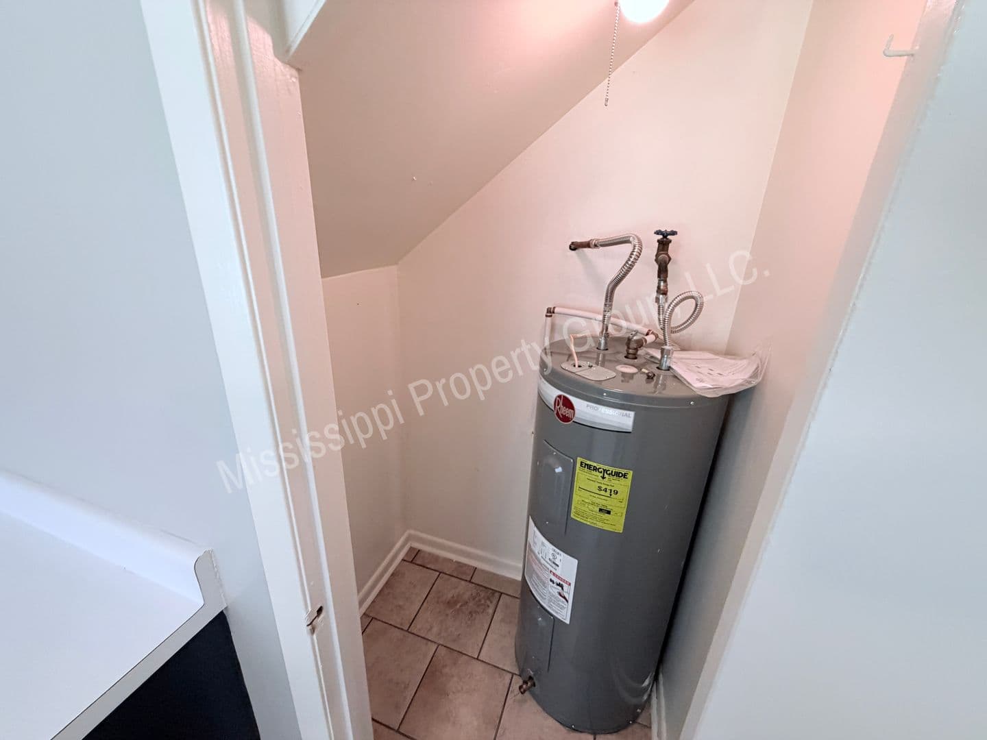 Oxford Apartment: 1750 Jefferson Avenue