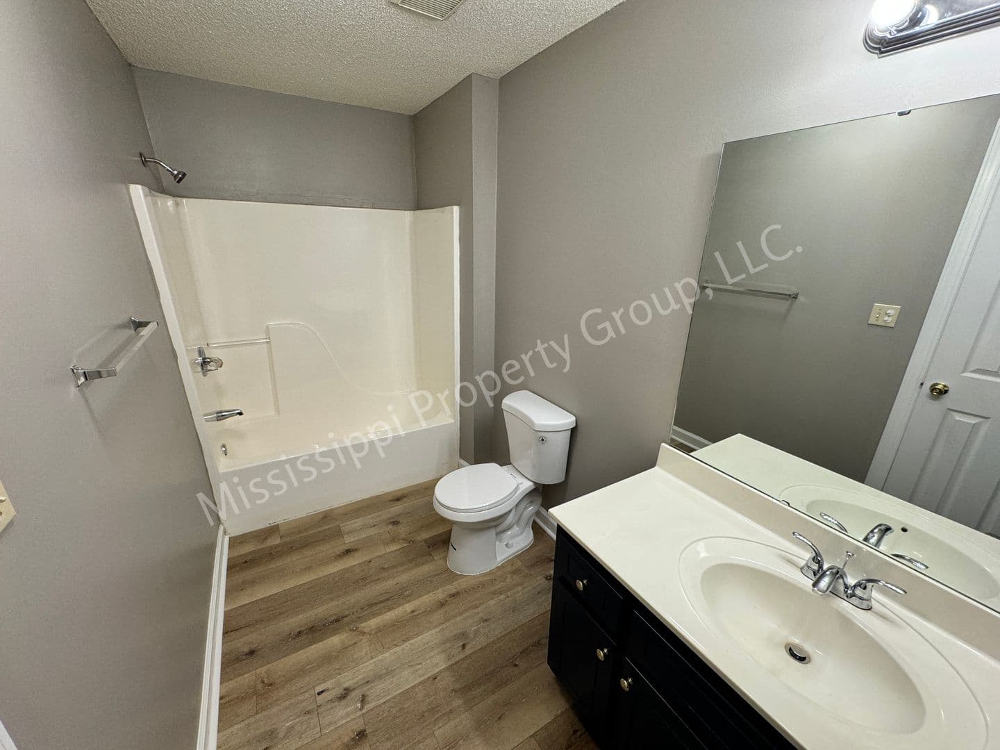 Oxford House: 402 Saddle Creek Blvd