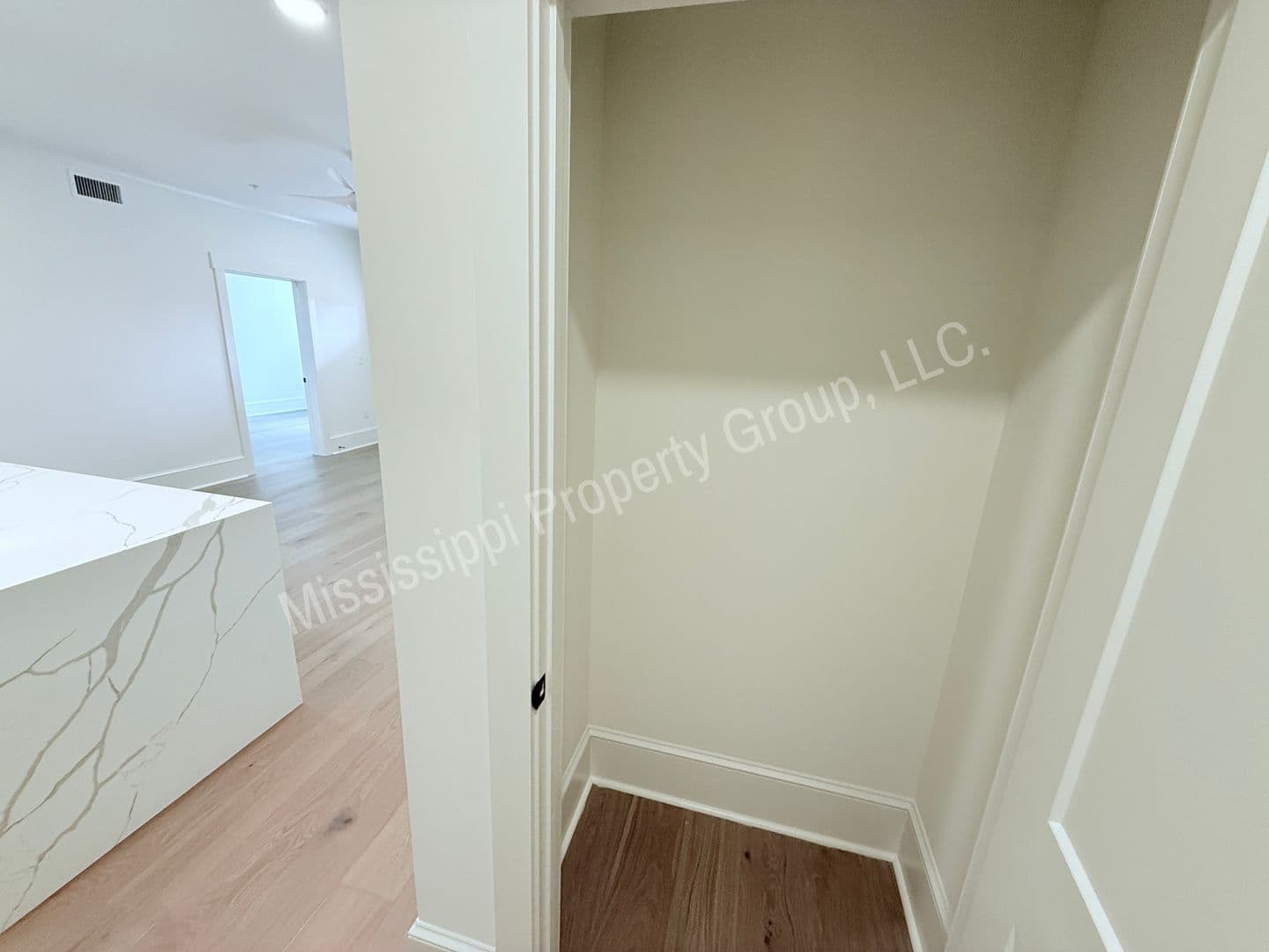 Oxford Apartment: 1000 North Lamar Blvd