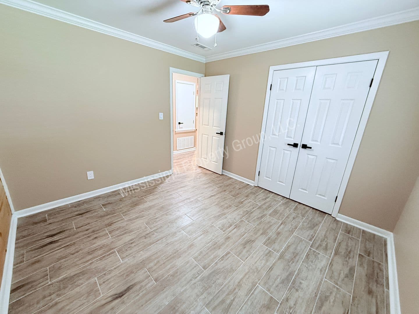 Oxford Apartment: CR 1057