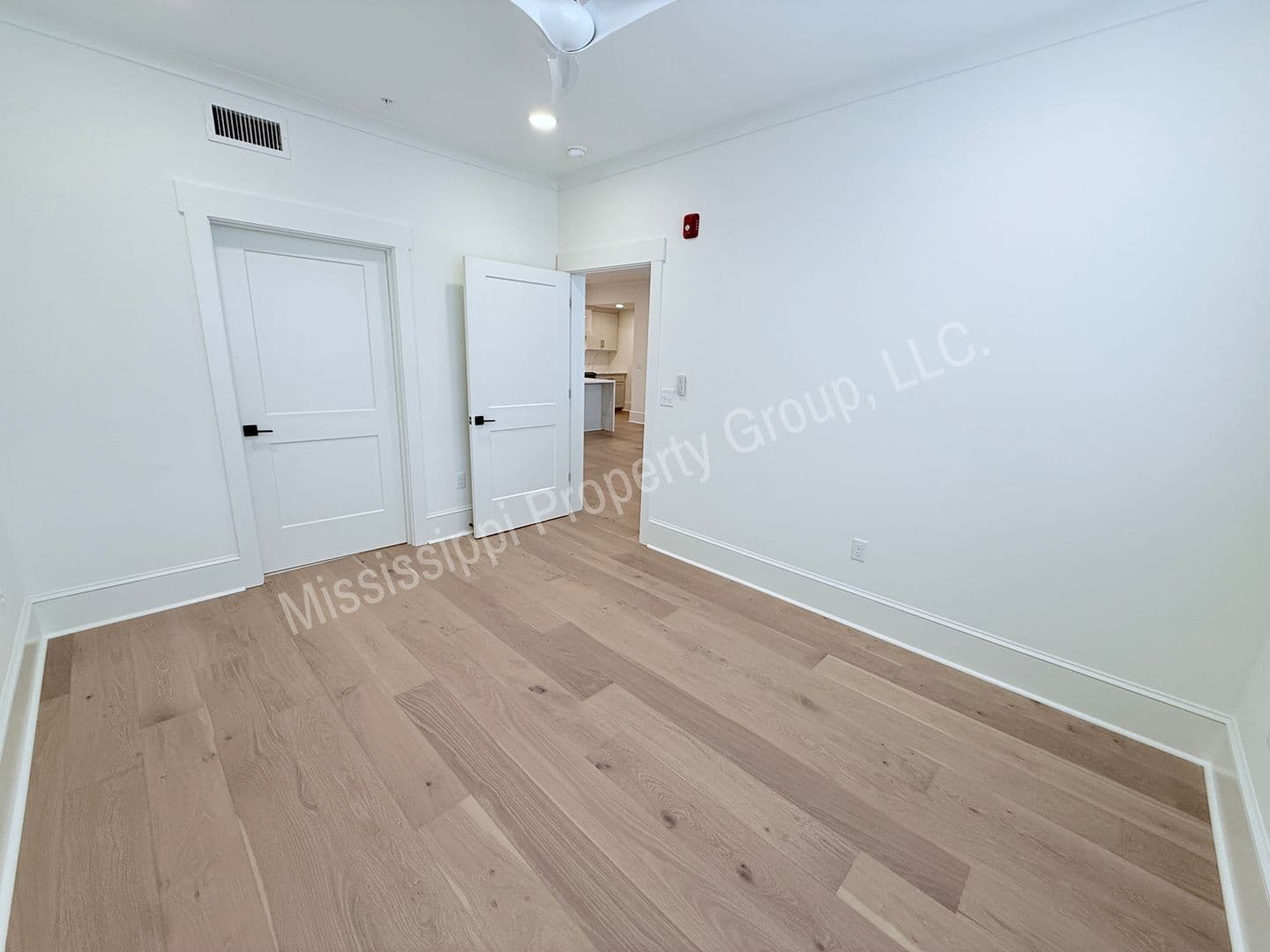 Oxford Apartment: 1000 North Lamar Blvd