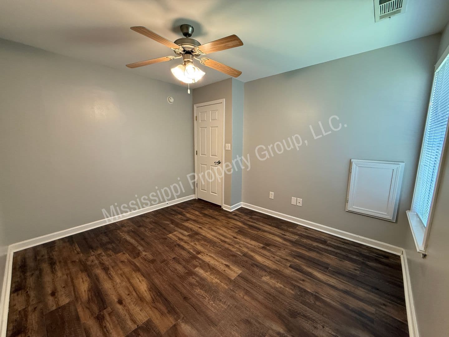Oxford House: 331 Hayat Loop