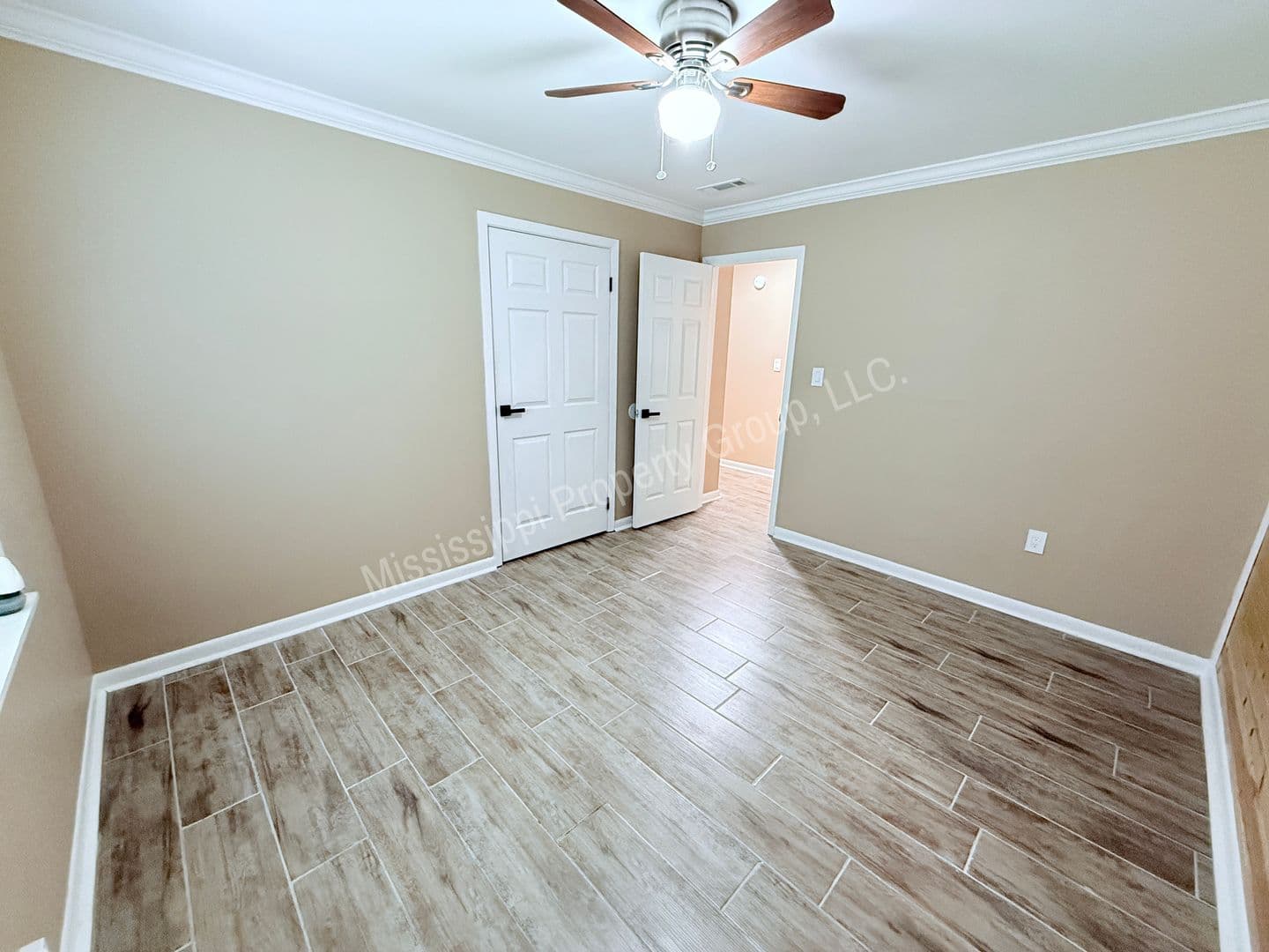 Oxford Apartment: CR 1057