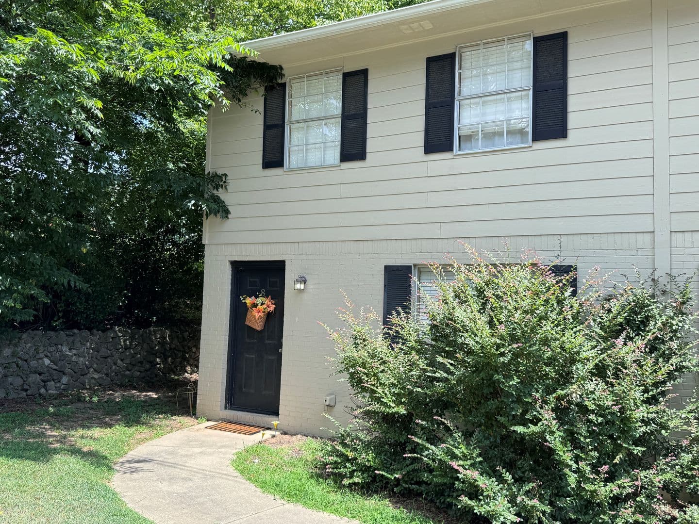 Oxford Apartment: 1750 Jefferson Avenue