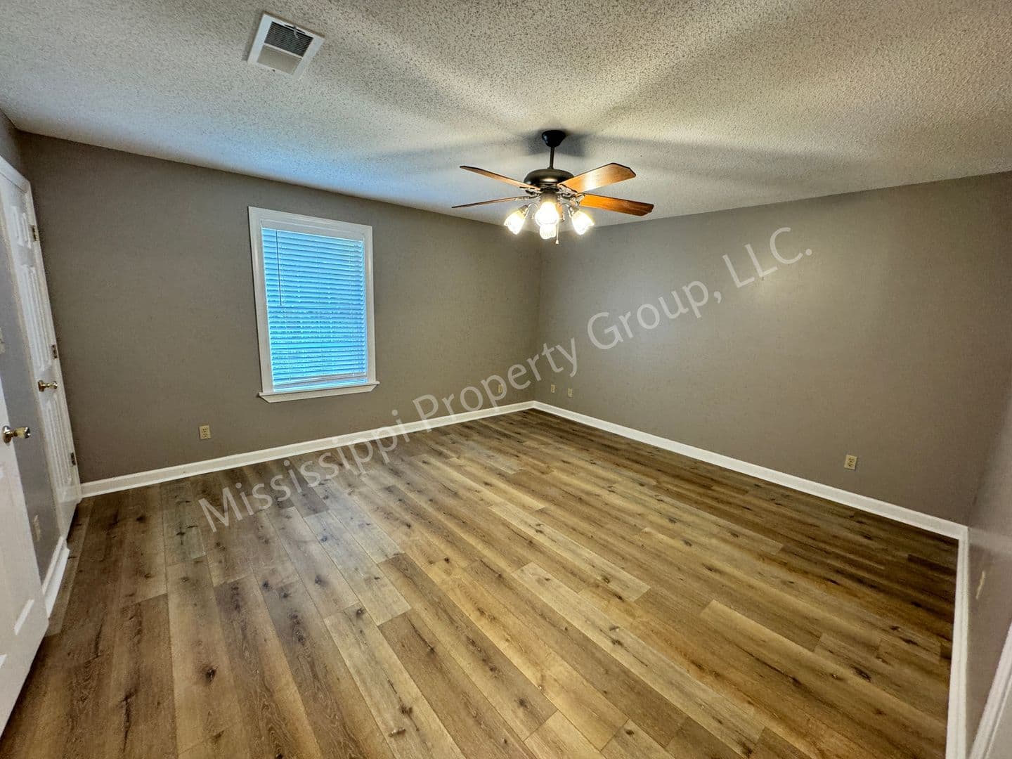 Oxford House: 402 Saddle Creek Blvd